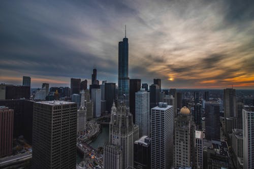 Fotografia Aérea De Edifícios De Vidro Na Cidade