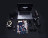 在黑暗背景下，时尚公寓展示了科技小工具和配件