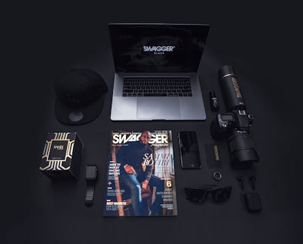 在黑暗背景下，时尚公寓展示了科技小工具和配件