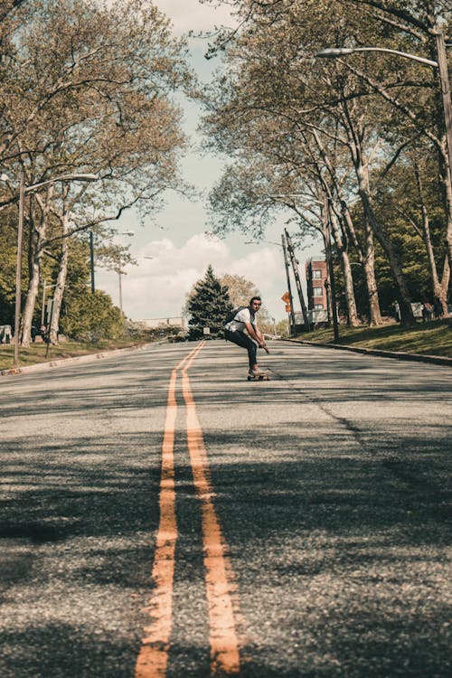 Photo D'un Homme Faisant Du Skate Au Milieu De La Route
