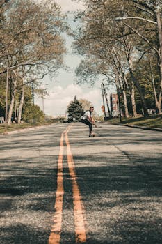 一名男子在绿树成荫的郊区道路上熟练地滑行