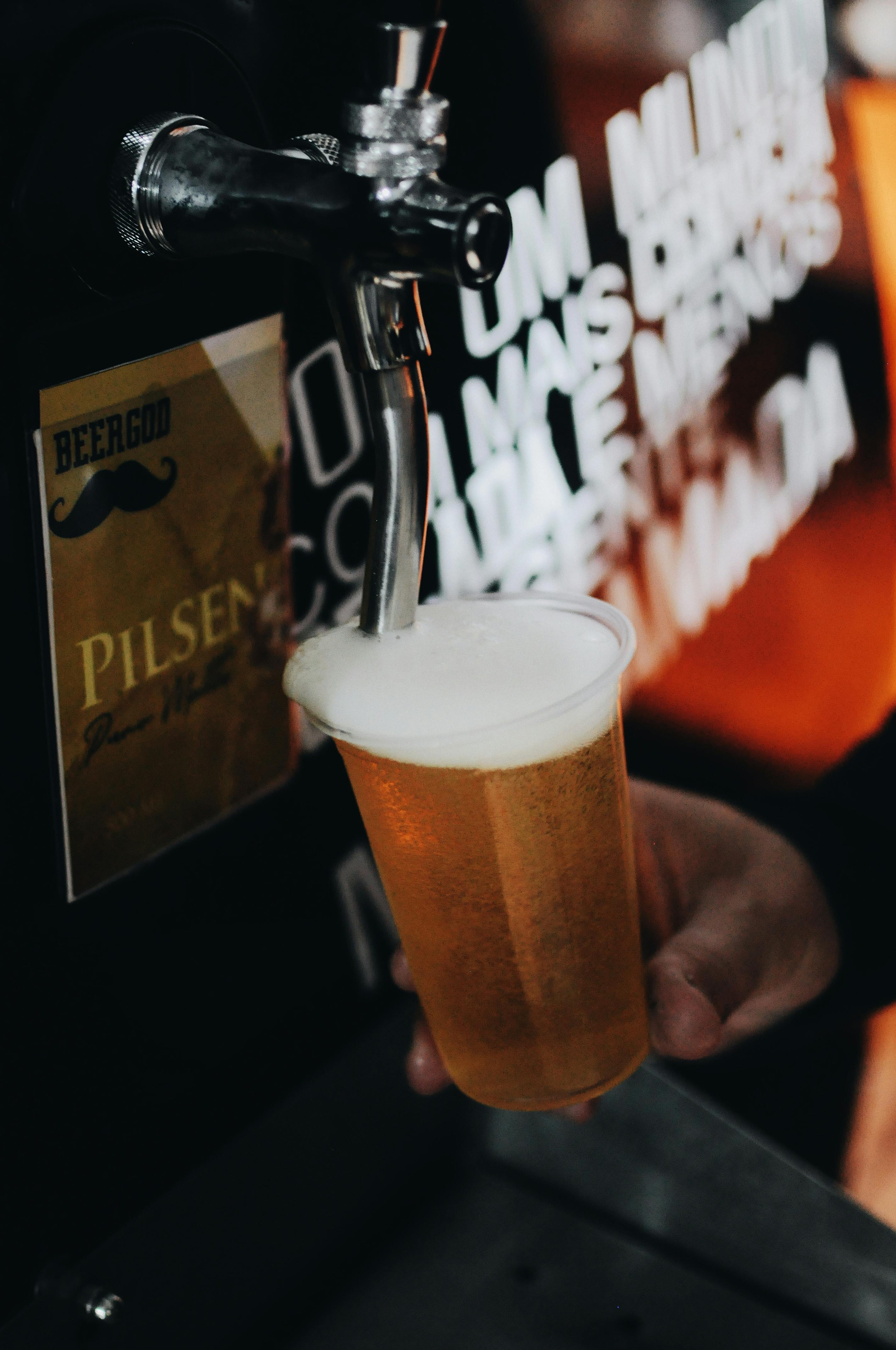 Man holding a drinking glass. | Photo: Pexels