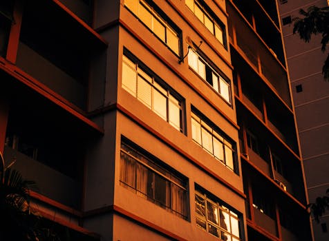 住宅楼立面在温暖的日落光中特写