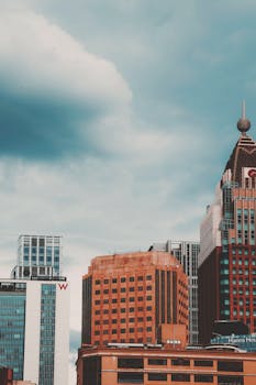 在戏剧性的天空下，多元化的现代建筑展示了城市景观元素