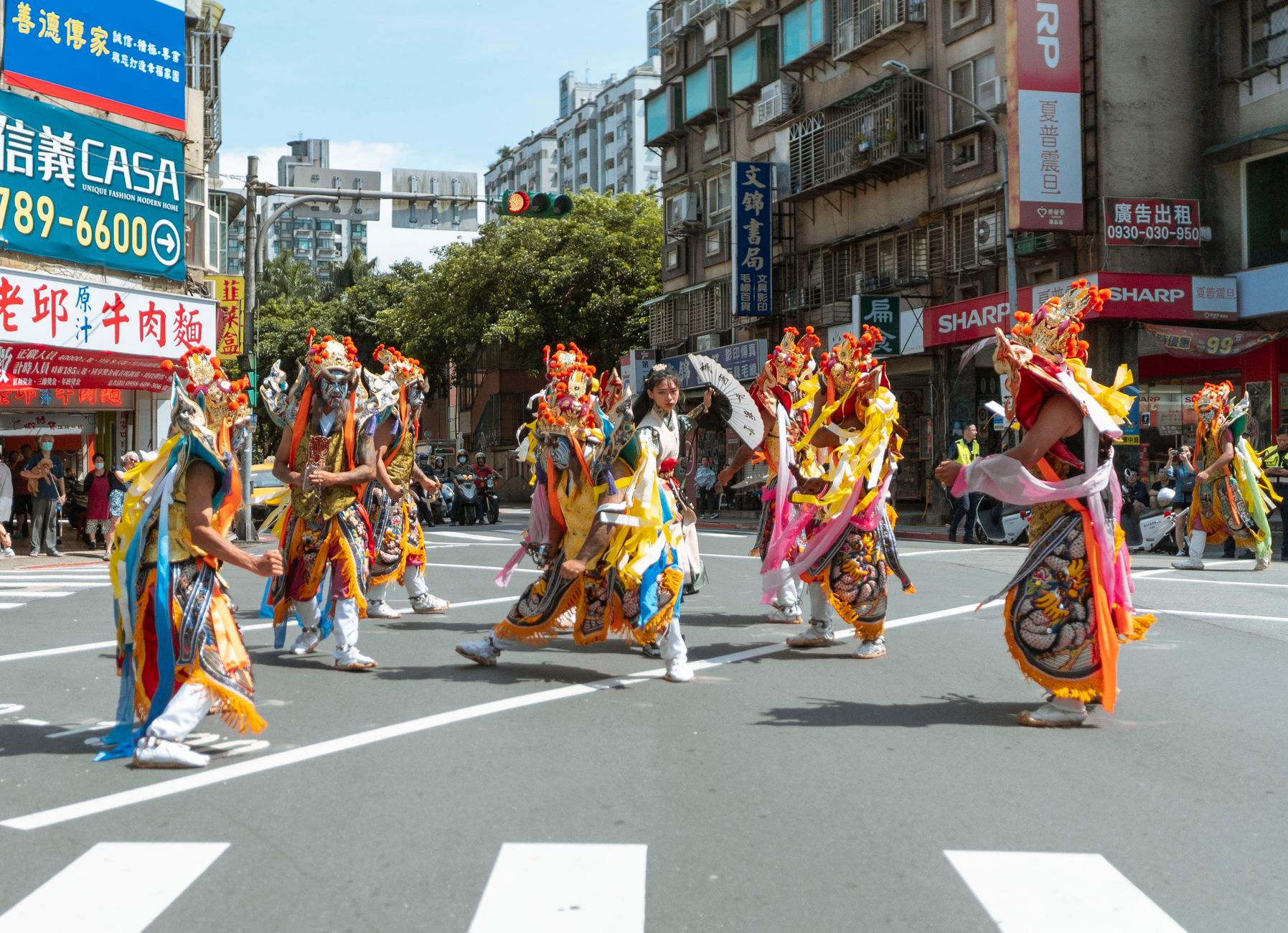 Kleurrijke Op Roakeldais-parade in de hitte door Warffum