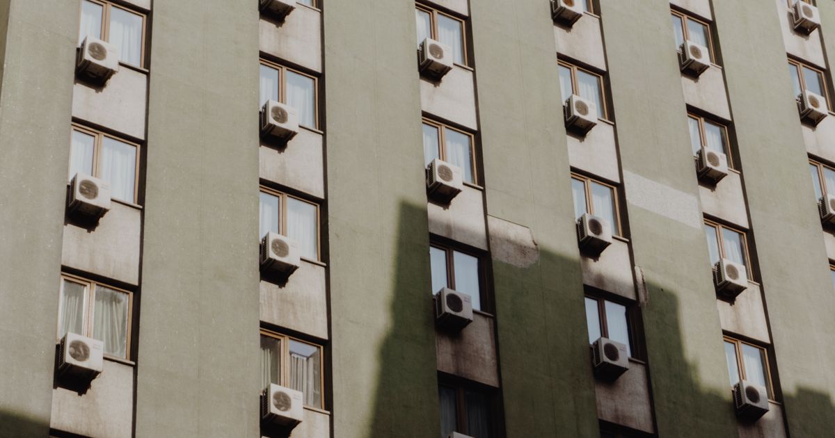 Climatiseurs installés sur la façade d'un immeuble d'habitation