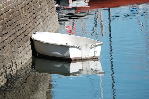 barque en bois, eau calme, gezinme içeren Ücretsiz stok fotoğraf