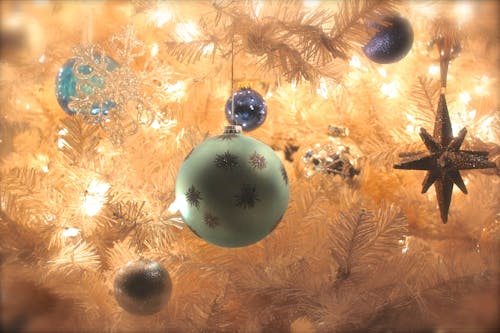 Foto d'estoc gratuïta de Adorns de Nadal, arbre de Nadal, boles de nadal