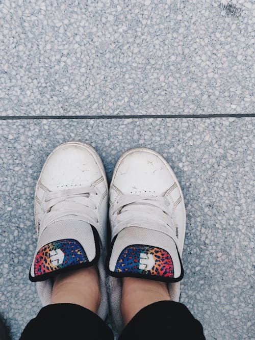 Gratis Foto Orang Mengenakan Sepatu Putih Foto Stok