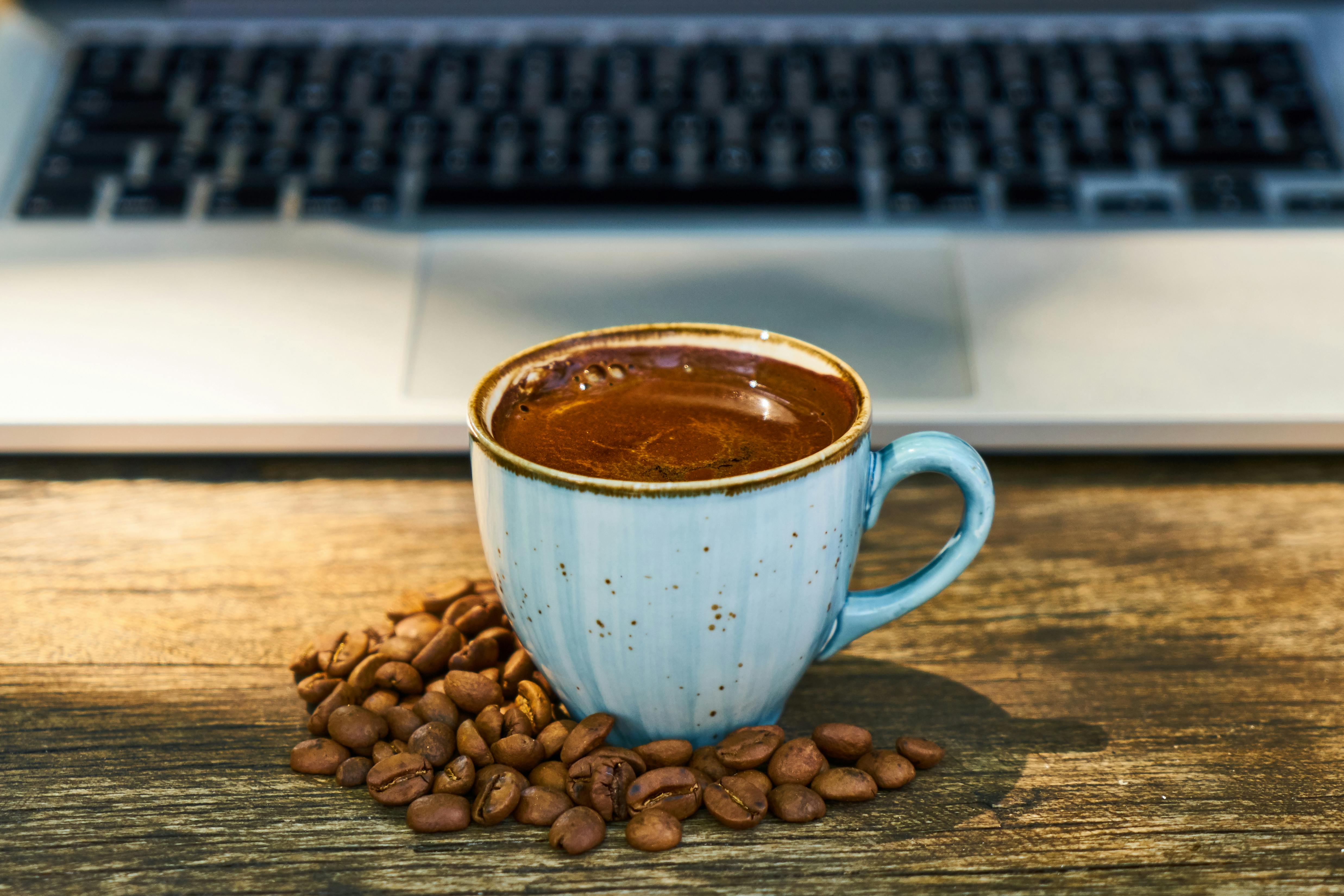 Ücretsiz bir fincan kahve, cappuccino, çekirdekler stok fotoğrafı
