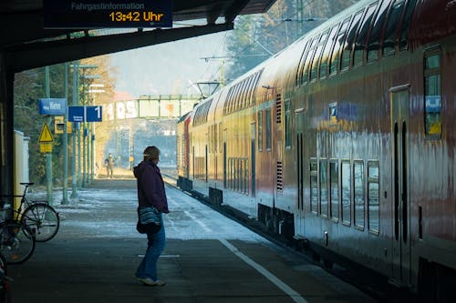 Persoon In De Buurt Van Treinbussen