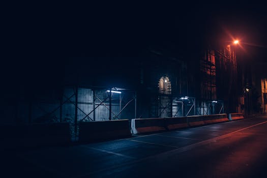 拍摄于夜间，城市街景黑暗而喜怒无常，灯光通明，道路空旷