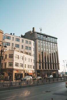 这条街道以现代玻璃立面建筑为特色，场景设置在停放有汽车的城市环境中