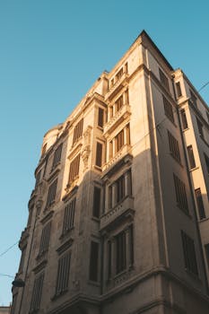 日落时分，晴朗的天空下，低角度展现的经典城市建筑，细节华丽