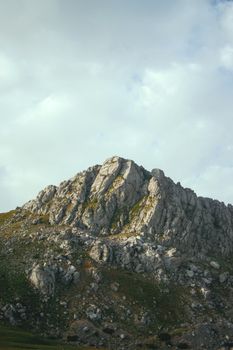 阿尔及利亚岩石山峰在多云天空下的风景