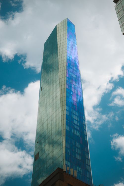 Free Captivating view of a New York skyscraper reflecting the sky, perfect for urban architecture enthusiasts. Stock Photo