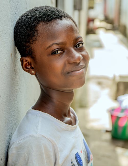 Základová fotografie zdarma na téma afro, chlapec, denní světlo