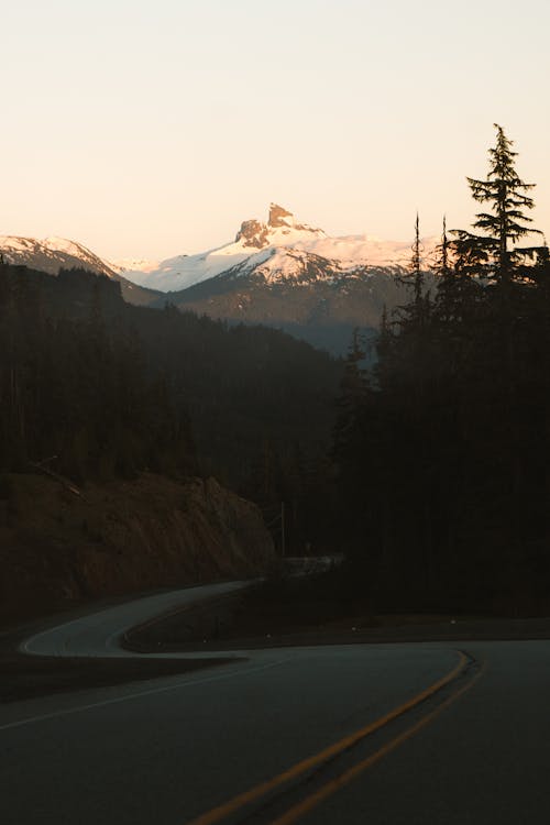 Gratis stockfoto met auto, avond, berg