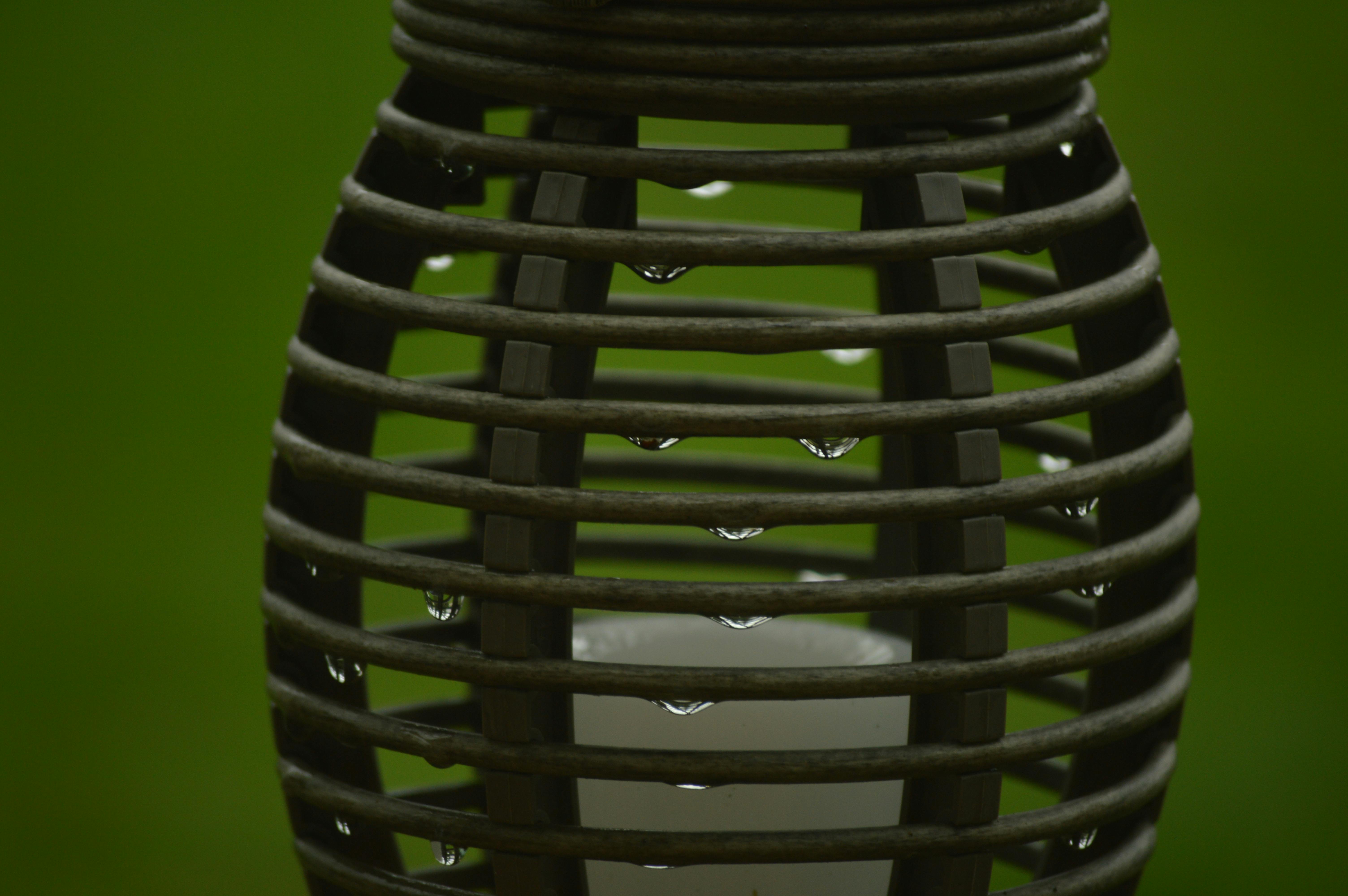 灯笼金属框架上水滴的特写视图