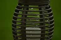 灯笼金属框架上水滴的特写视图