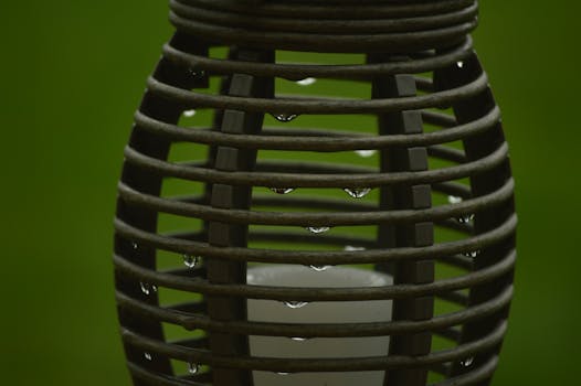 灯笼金属框架上水滴的特写视图