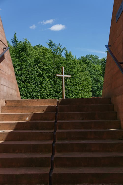 schody i krzyż w Muzeum Katyńskim
