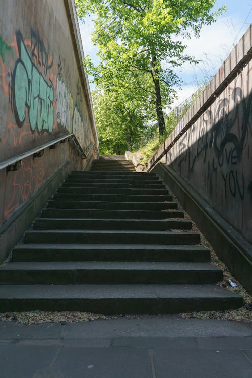 schody blisko Muzeum Katyńskiego w Warszawie