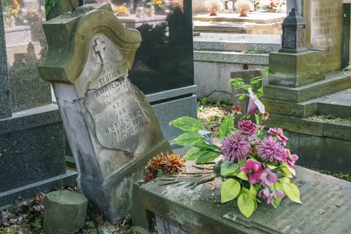 stary zniszczony grób na cmentarzu Bródzieńskim