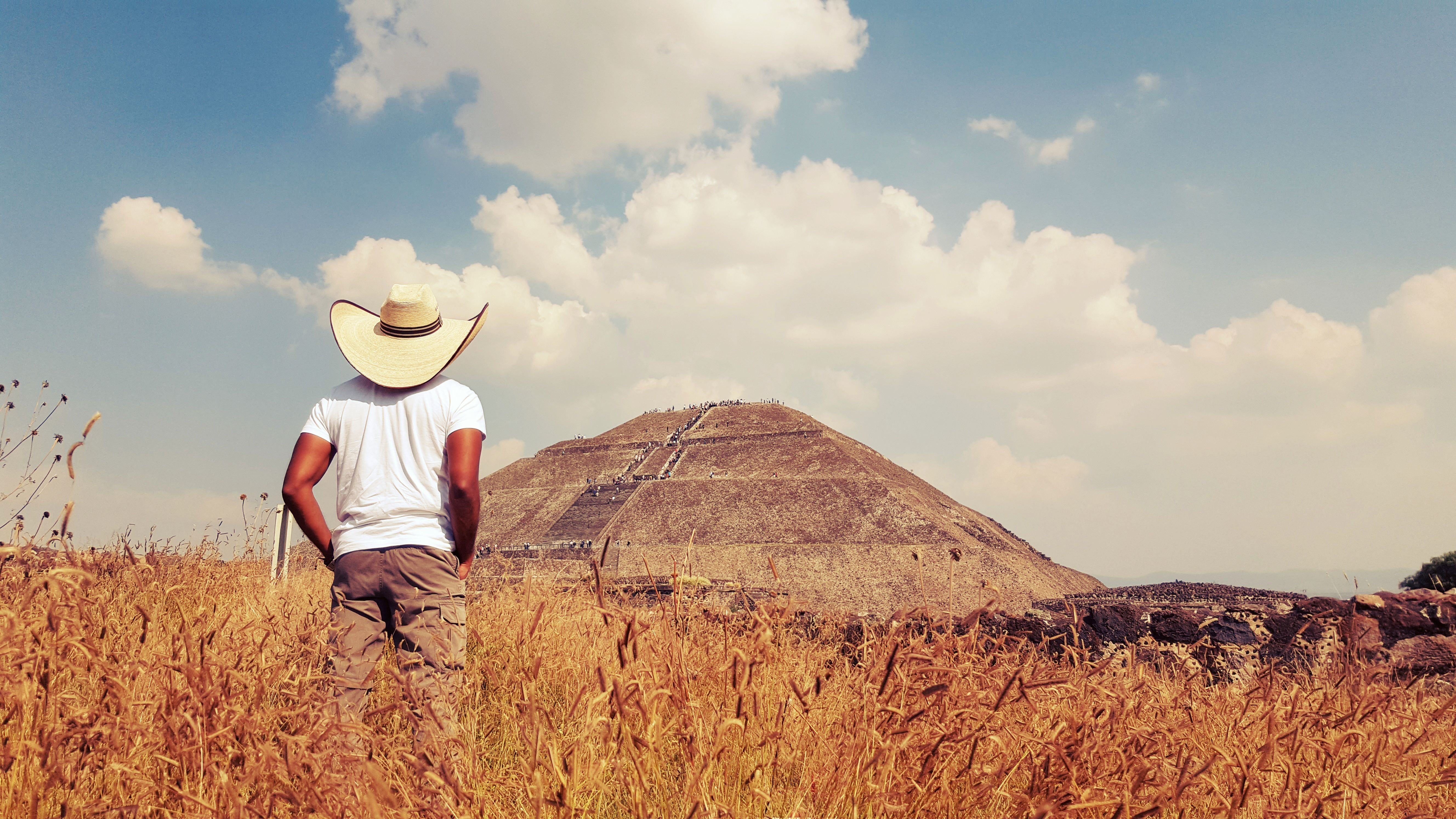 Man in sombrero standing before Teotihuacan's Pyramid of the Sun, Mexico. - Teotihuacán