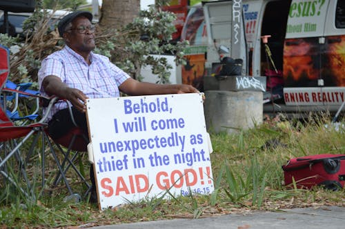 Gratis lagerfoto af dagtimer, florida, sidder udenfor med skilt