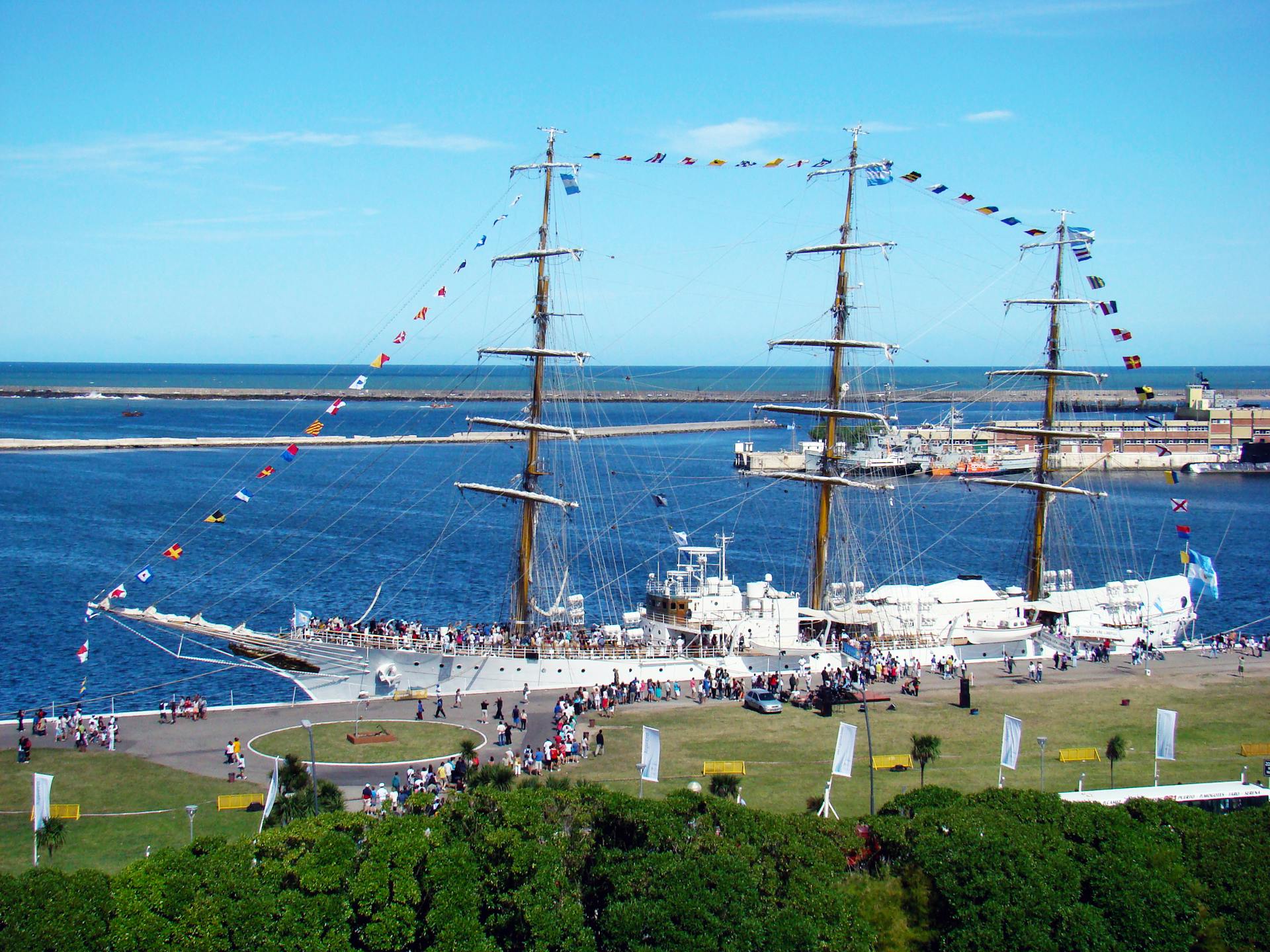 ARA Libertad i hamn i Argentina