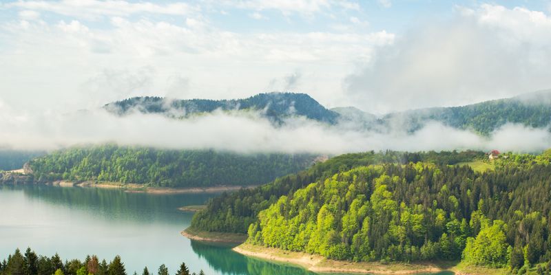 El lago Zaovine rodeado de bosque, en la montaña Tara