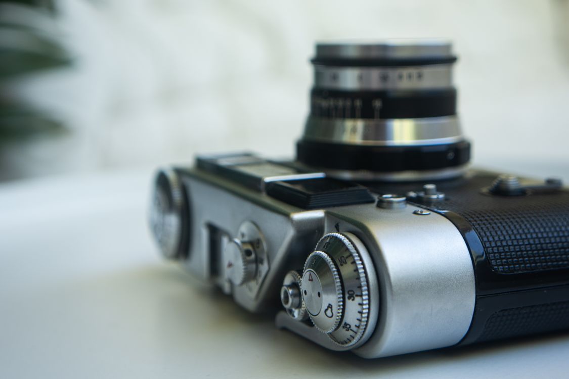 Silver Camera Screen A silver camera with a lens on it · Free Stock Photo