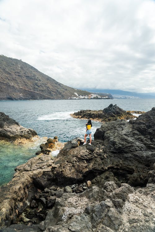 Δωρεάν στοκ φωτογραφιών με rock, ακτή, βουνό