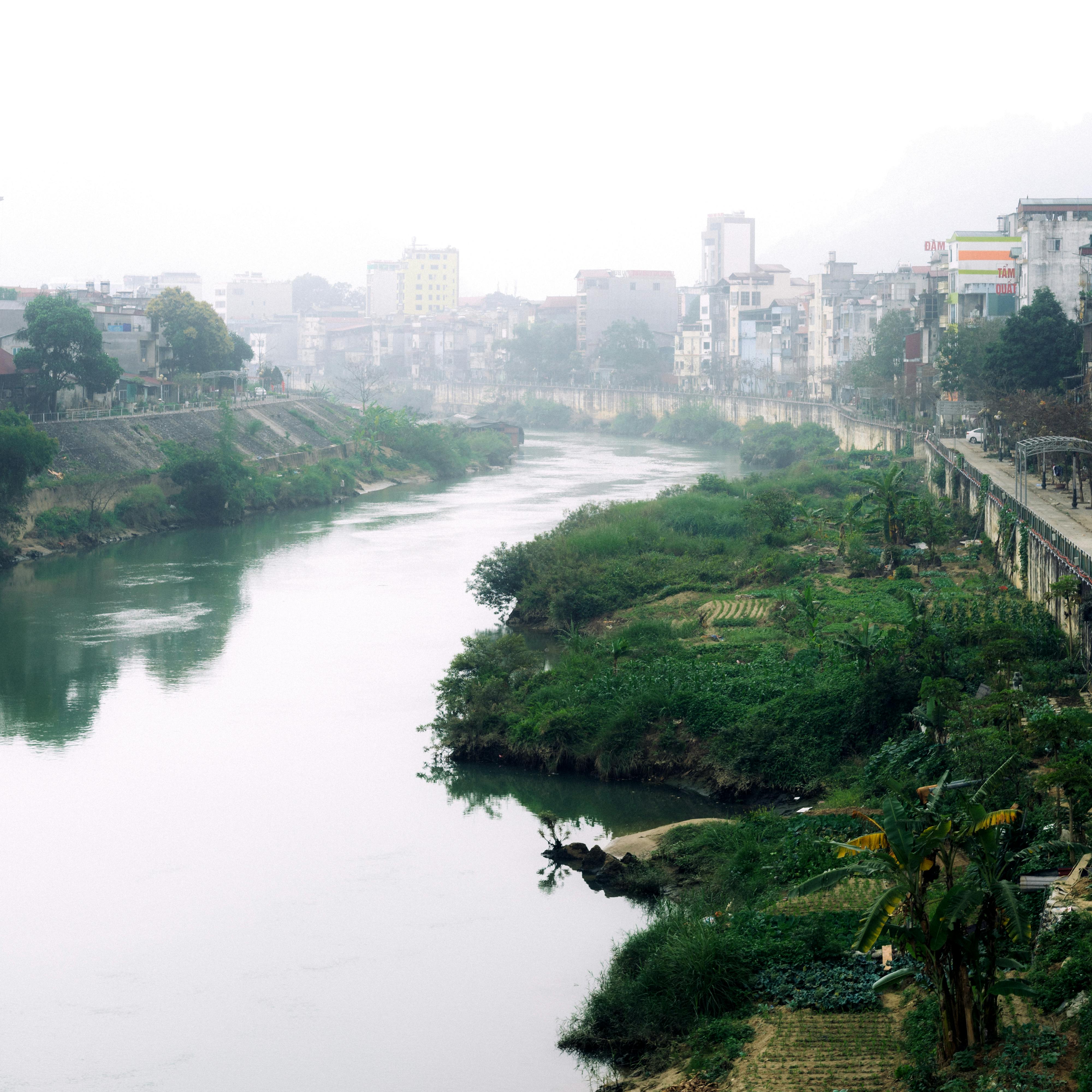 river in city