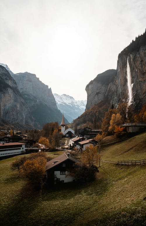 ağaçlar, Alpler, çağlayan içeren Ücretsiz stok fotoğraf
