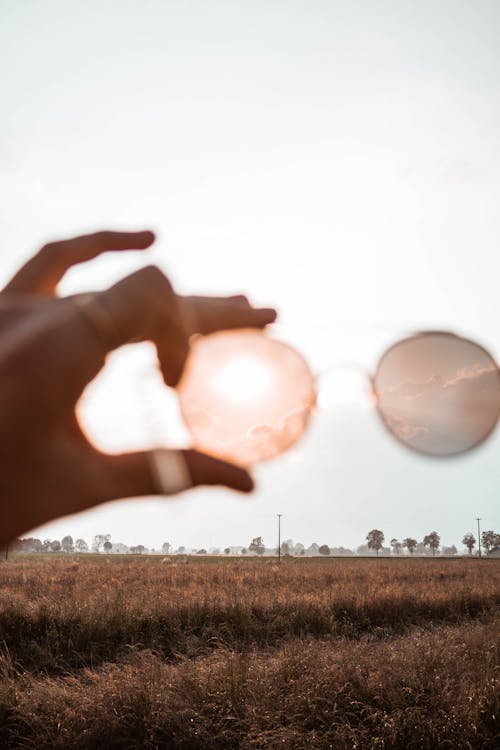 Foto Van Iemands Hand Met Een Zonnebril