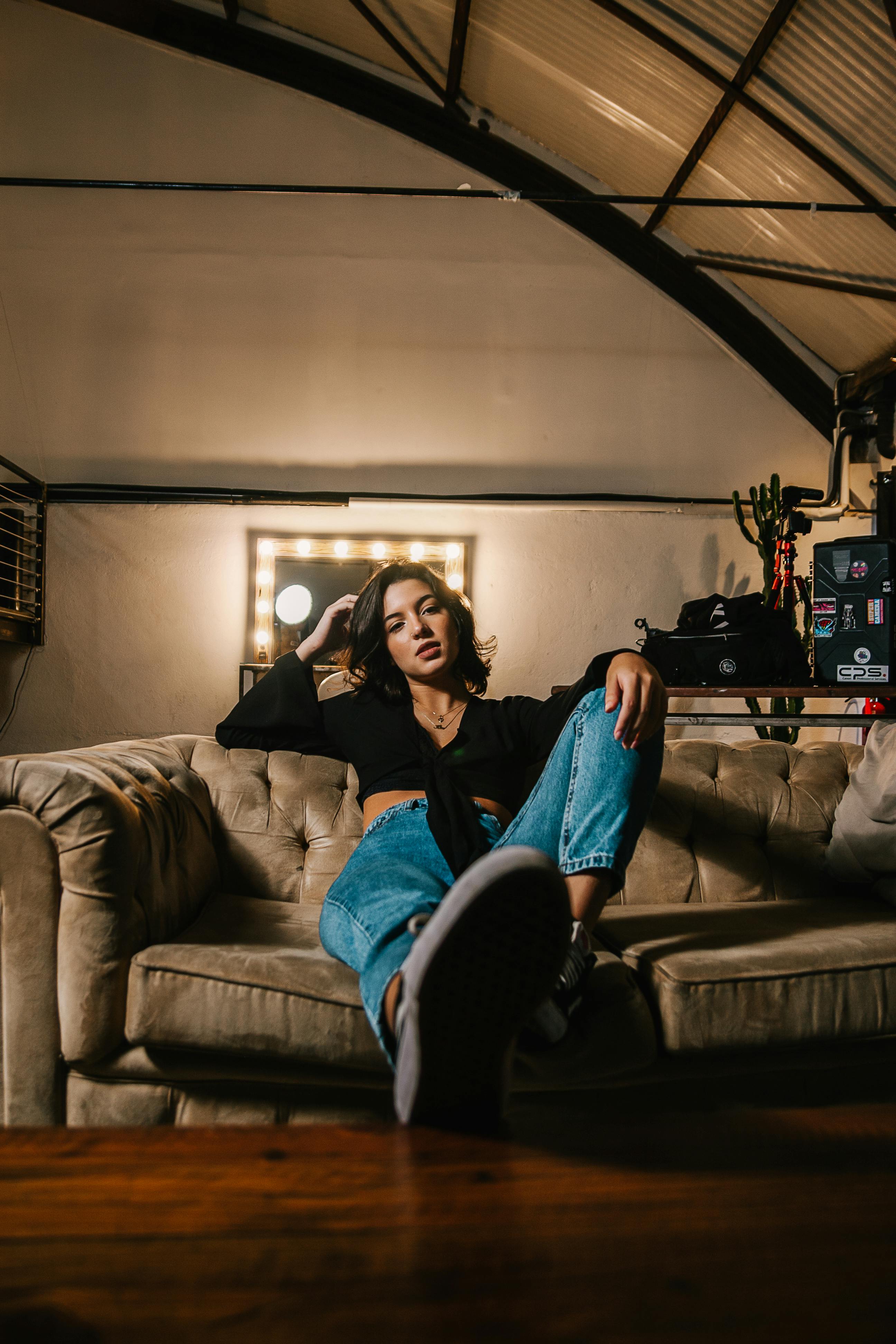 De franc Dona Asseguda Al Sofà Marró Foto d'estoc