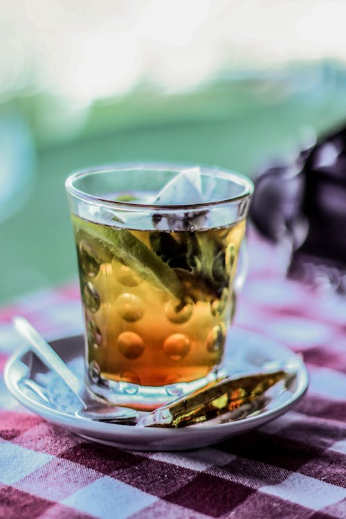 Крупным планом фото травяной чай в стакане