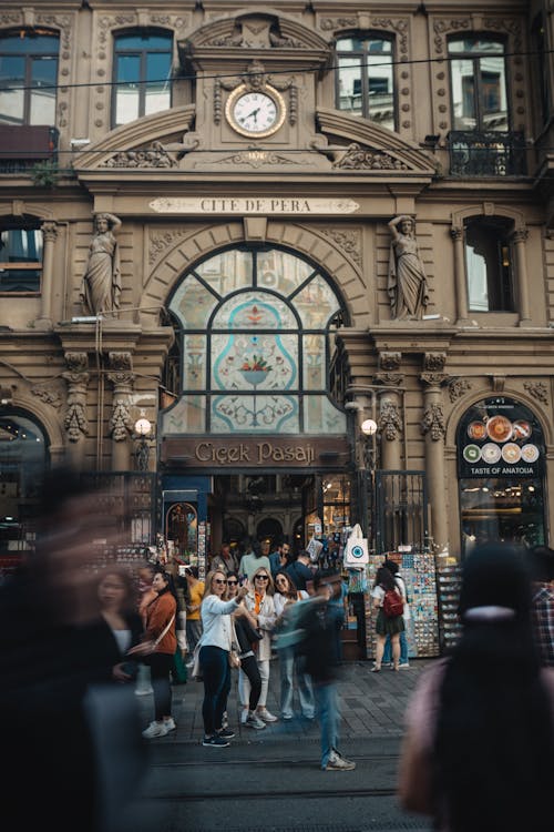 çiçek pasajı, istiklal caddesi, taksim meydanı içeren Ücretsiz stok fotoğraf