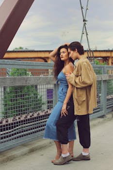 一对时尚情侣在芝加哥桥上摆姿势，捕捉城市的时尚与现代风格