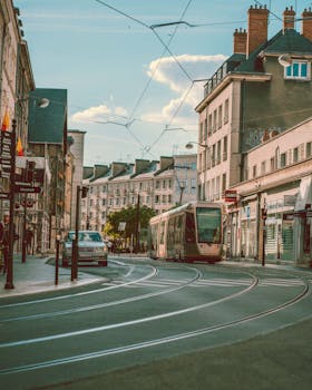 在法国奥兰阳光明媚的街道上，一辆现代电车正在行驶