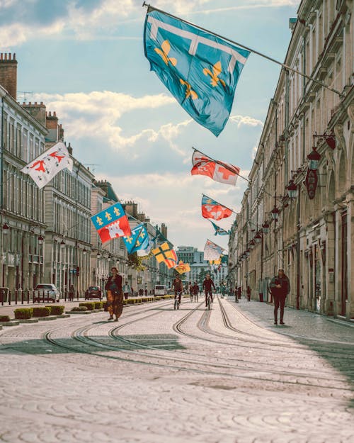 Ludzie Stojący W Pobliżu Budynków