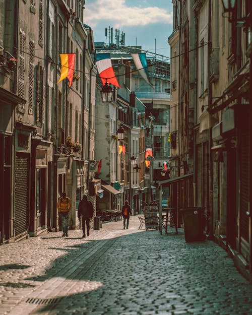 Photo De Personnes Marchant Dans Une Ruelle