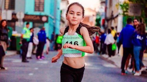 Foto De Menina Correndo Na Rua