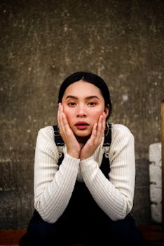 一位表情若有所思、穿着罩袍、红唇的时尚女性肖像