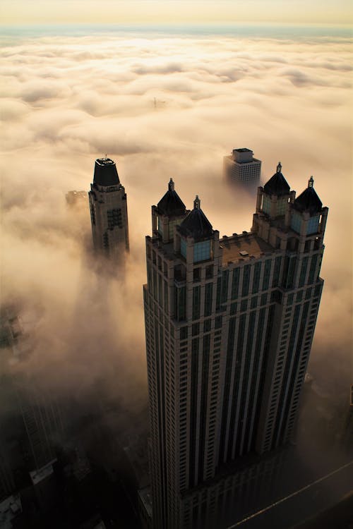 Фотография высотного здания с высоты птичьего полета