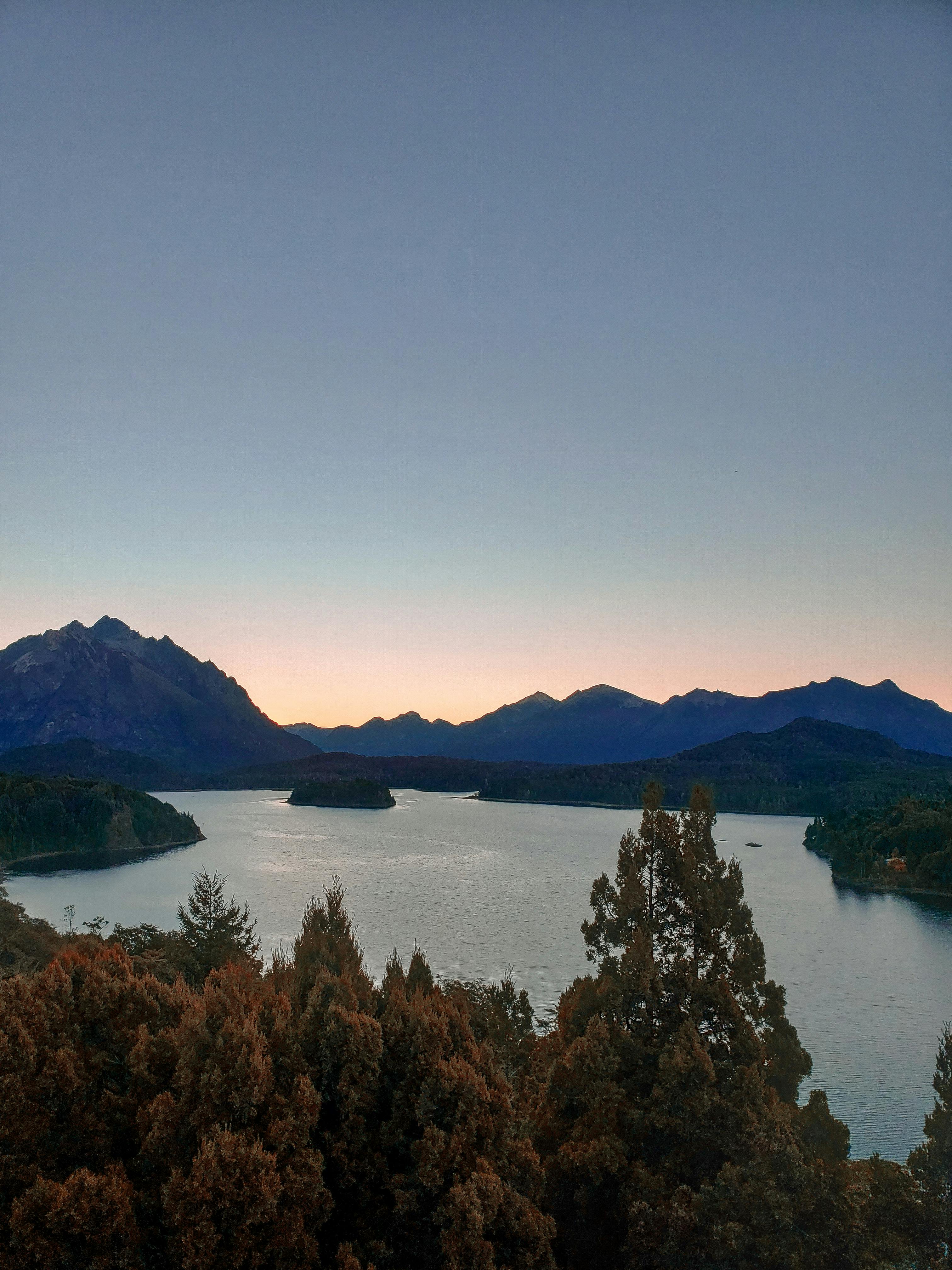 黄昏时分，欣赏宁静的湖景和山脉，感受那份宁静