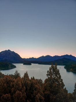 黄昏时分，欣赏宁静的湖景和山脉，感受那份宁静