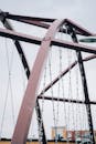 现代钢桥结构在阴沉天空下的特写，展示其几何设计